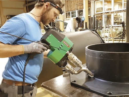 Ручной сварочный экструдер WELDPLAST S4 в работе